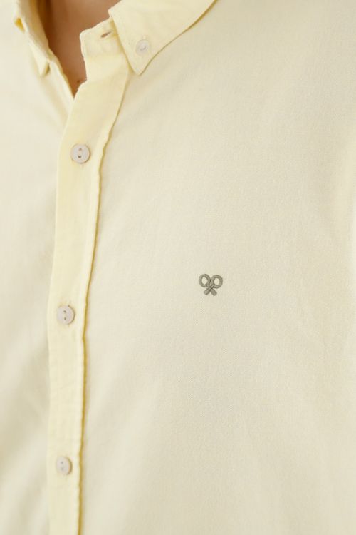 Camisa amarilla con perilla de botones para hombre