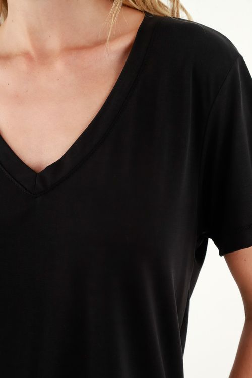 Camiseta de tela fluida negra para mujer